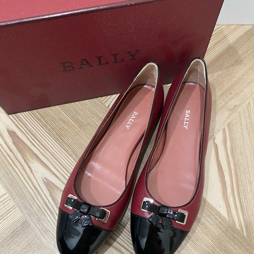 Bally BRAND NEW burgundy with black patent leather cap toe ballet flats! Sz 9.5